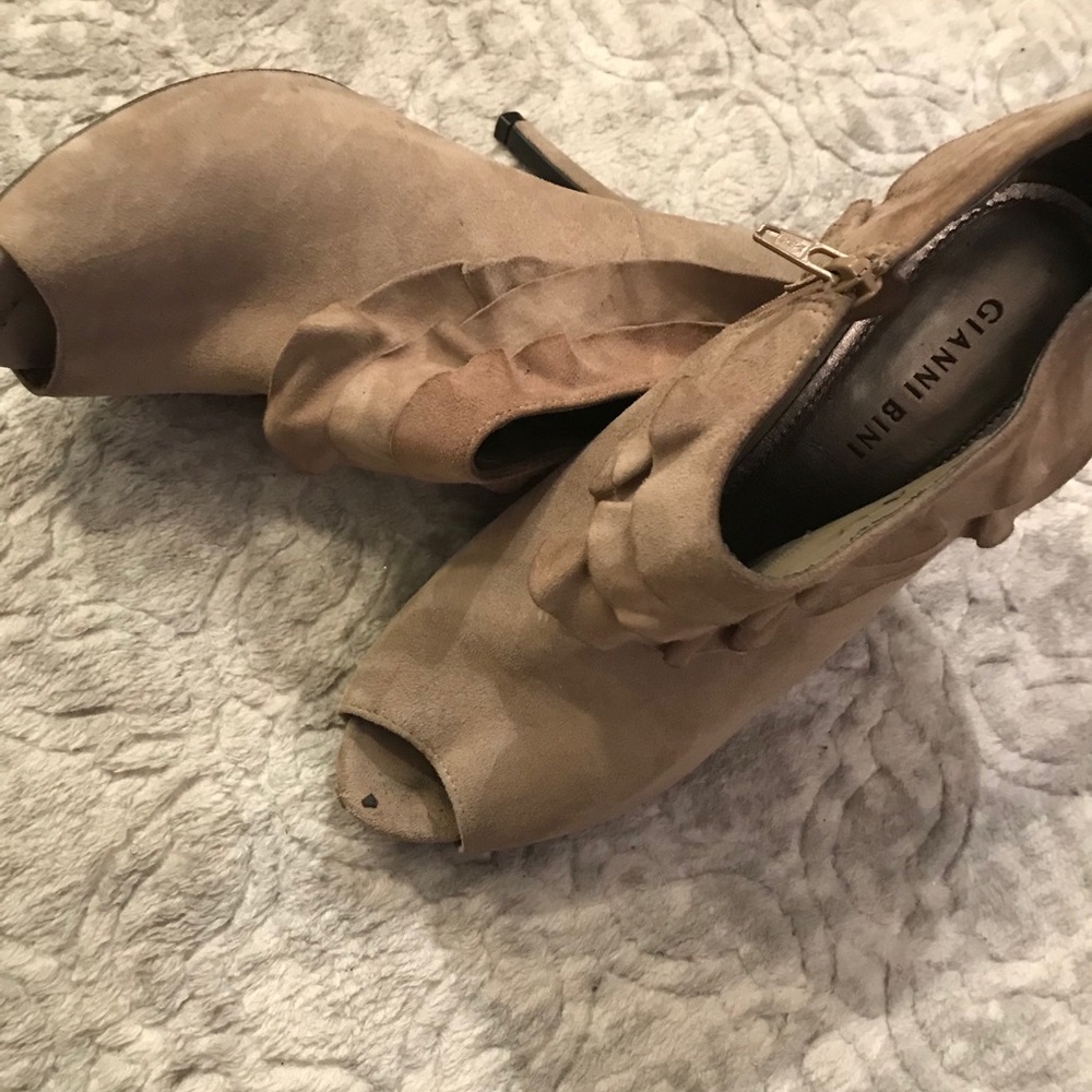 Ankle ruffled boots
